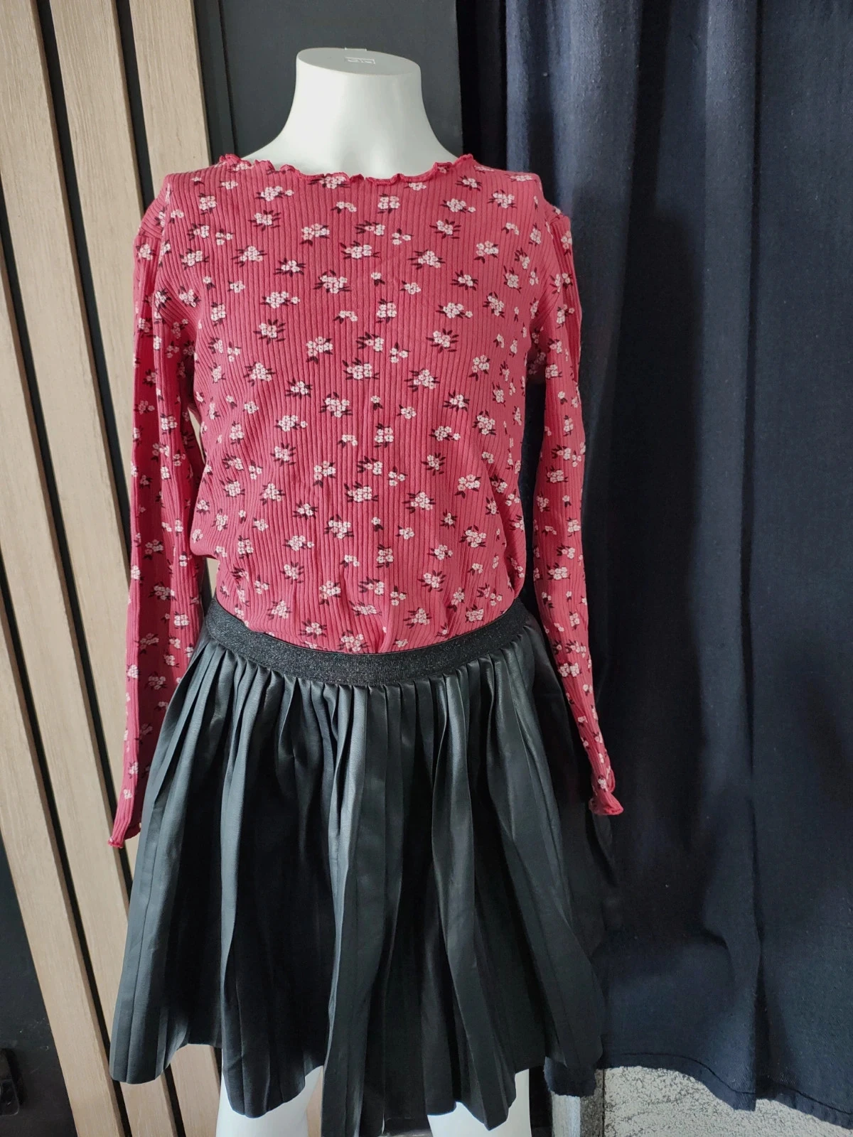 8 ans ensemble Teeshirt tape a l'oeil et jupe simili h&m